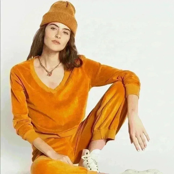 *NWT* Suzie Kondi The Vari V-Neck Top in Velour - Picture 2 of 10